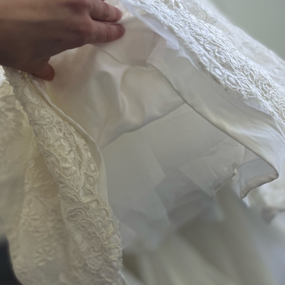 Never Worn Monique Lhuillier Wedding Gown - Picture 10 of 14